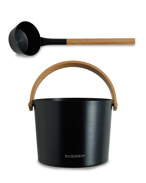 A close-up product shot of the Black aluminum BADESOFA sauna bucket with a curved wooden handle, paired with a matching Black ladle with a wooden handle