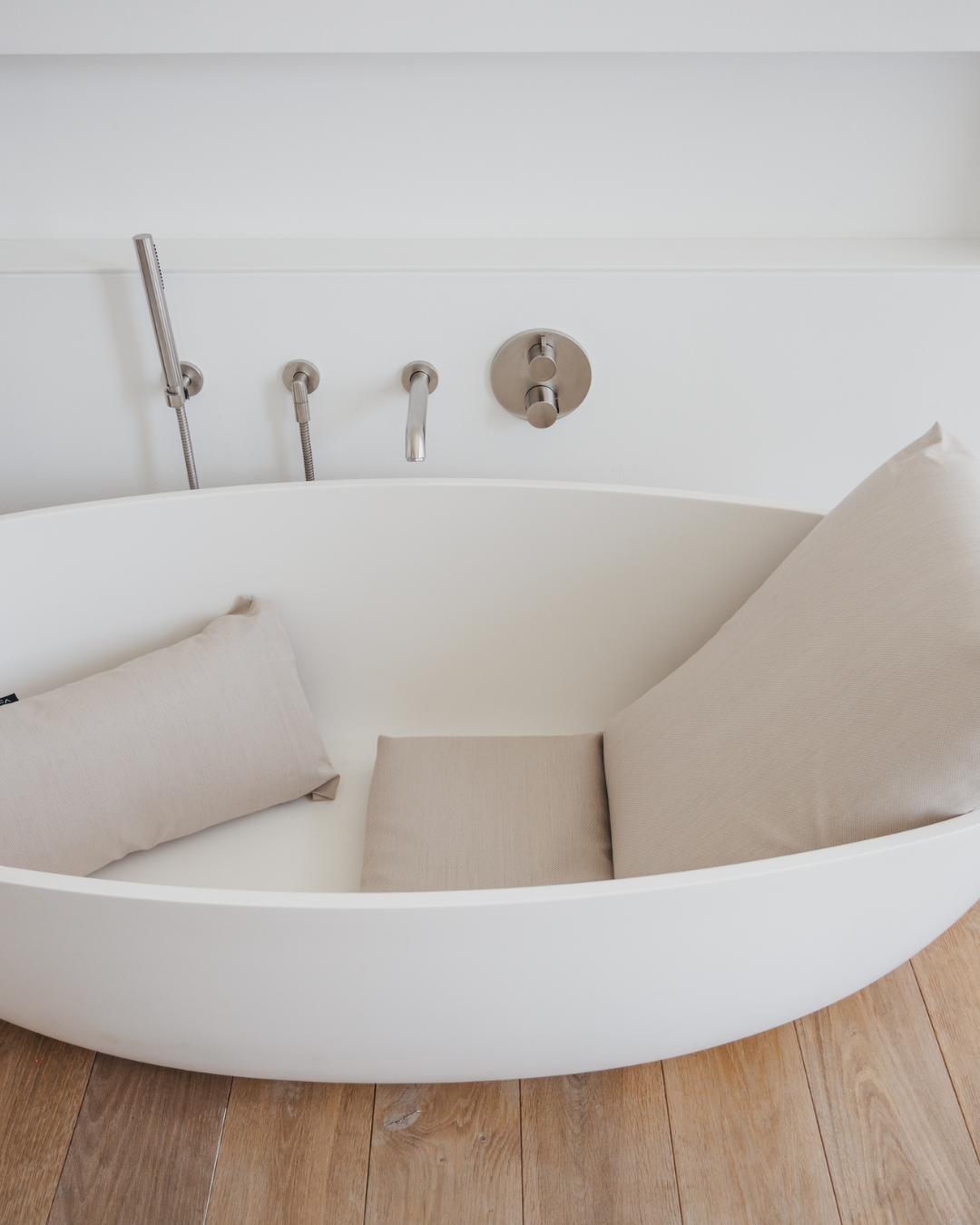 An image of an empty white bathtub fitted with the BADESOFA Back Bath Pillow, Seat Bath Pillow, and Foot Bath Pillow all in color Ivory Pearl | #color_ivory pearl